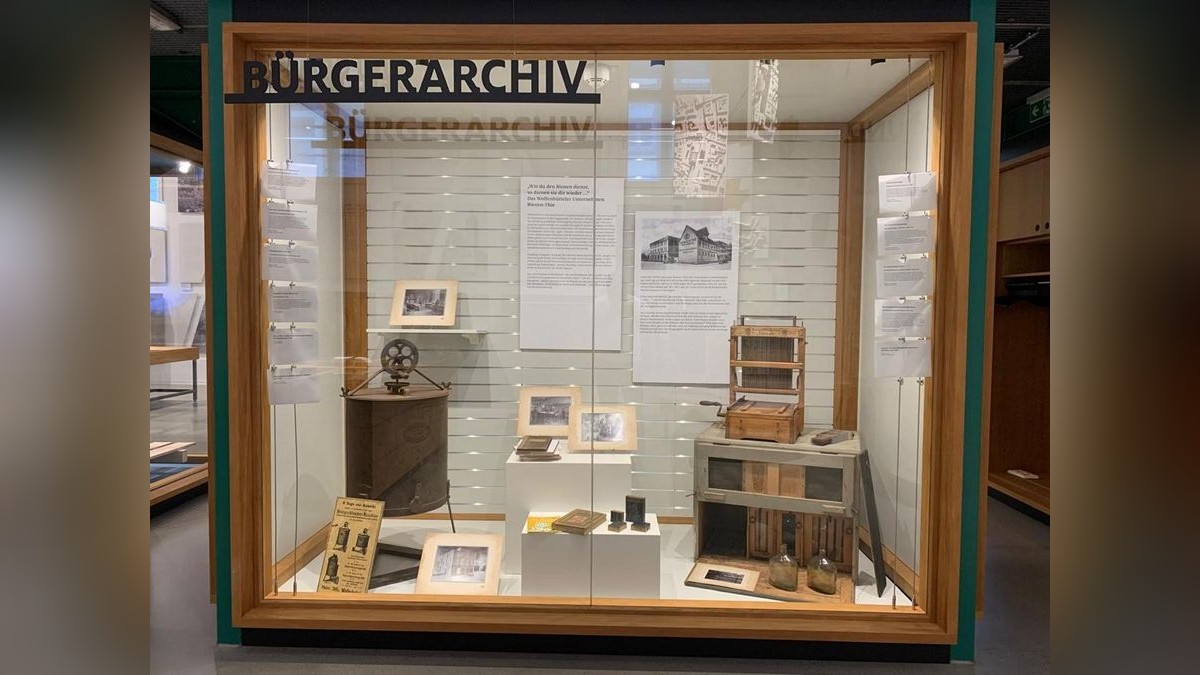 Ein Blick in die Vitrine, in der die 135-jährige Geschichte der Wolfenbütteler Firma Heinrich Thie (Bienen-Thie) zu sehen ist.