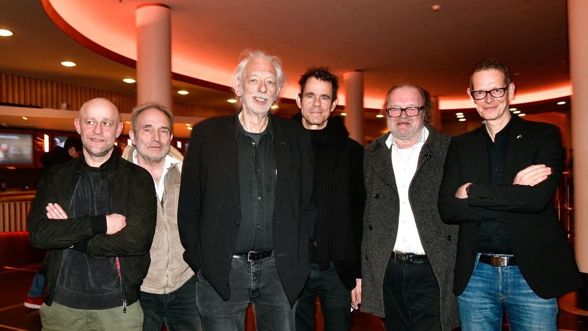 Die größte Stardichte: Im April 2023 stellte Wolfgang Becker (3.v.l.) nach langer Krankheit „Das Leben ist eine Baustelle“ vor. Zur Verstärkung kamen Jürgen Vogel (l.), Tom Tykwer (4.v.l.) und fast das gesamte Team von X Filme.  