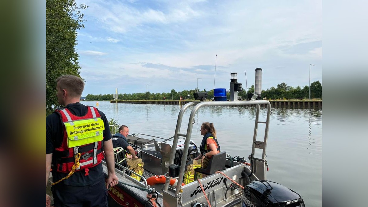 Rund zwei Stunden nach Einsatzbeginn fanden Taucher der Feuerwehr im Kanal im Bereich der Schleuse Herne-Ost die Leiche des 19-Jährigen. Der Notarzt konnte anschließend nur noch den Tod des jungen Mannes feststellen. 