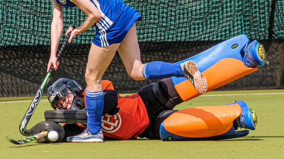 Jule Hänel (hier bei einem Spiel mit dem HC Velbert 2021) ist seit ihrer Jugend leidenschaftliche Hockey-Torhüterin. Nr. 5 Leonora Wiescher links gegen Torwärtin Nr. 1 Jule Hänel.Hockey Testspiel Kahlenberger HTC Frauen - HC Velbert am Samstag 21. August 2021 in Mülheim.