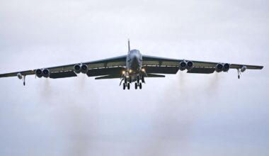 B-52-Bomber crasht beinahe Flugzeug – Pilot rettet mit „aggressivem Manöver“