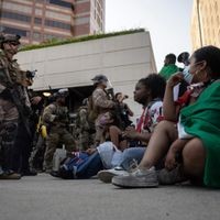Anfang Juli entstand dieses Bild in Los Angeles, Kalifornien: Demonstranten haben eine Sitzblockade eingerichtet. Ihnen gegenüber stehen US-Marines, Mitglieder der Nationalgarde und Vertreter von Homeland Security. 