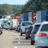 Fahrzeuge haben auf der A2 eine Rettungsgasse gebildet