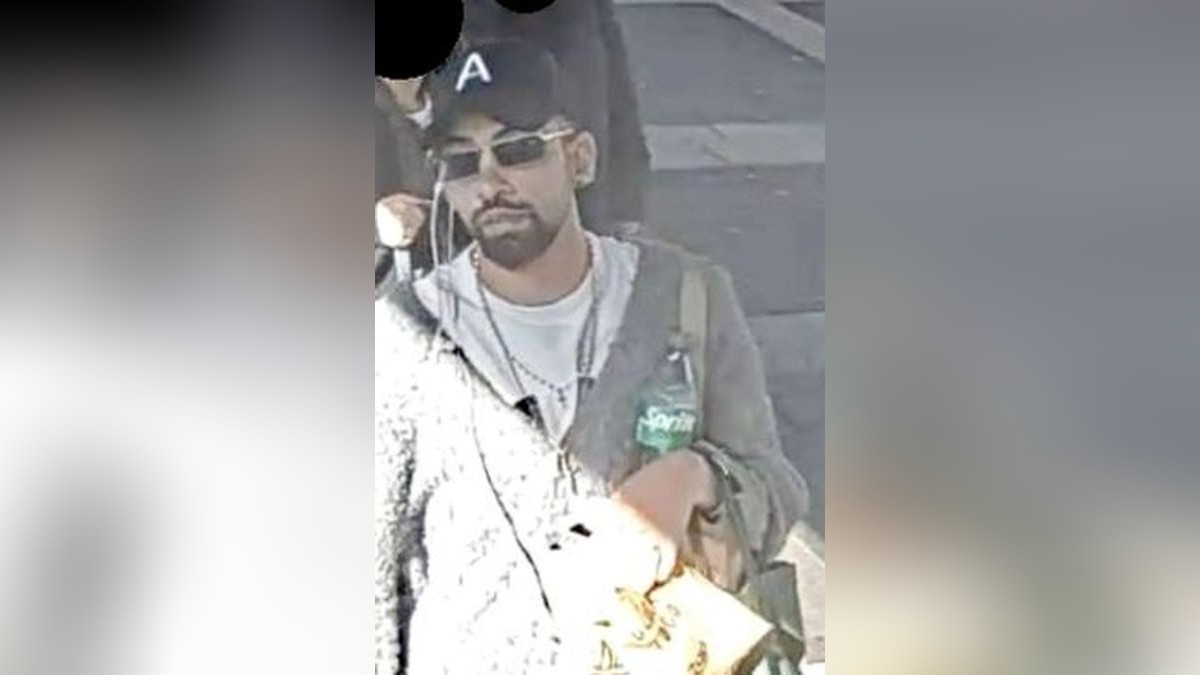 Dieser Mann wird polizeilich gesucht. Wer kann ihn identifizieren?