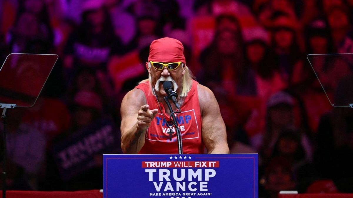 Hulk Hogan spricht vor einem Pult mit der Aufschrift „Trump Vance“