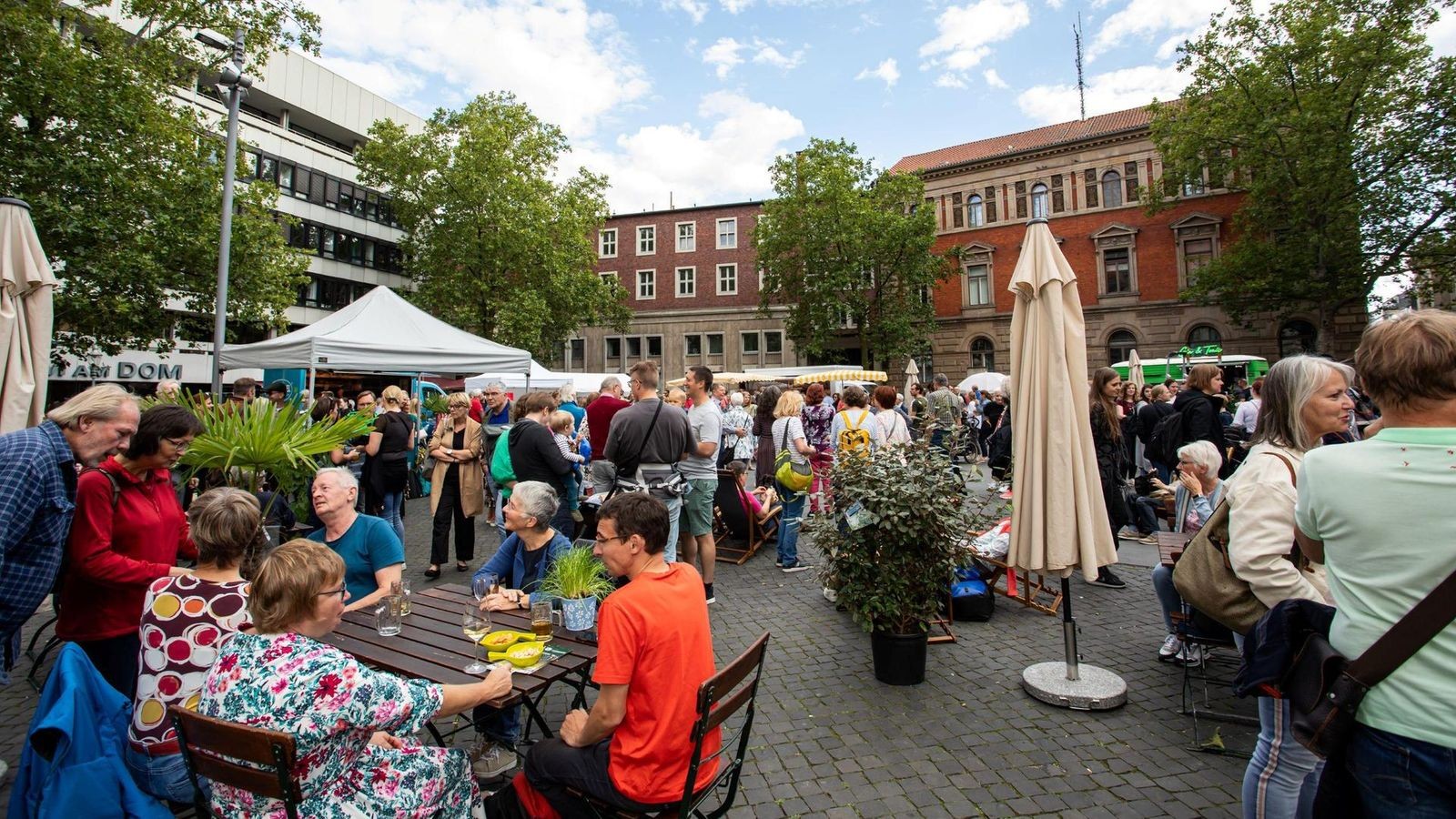 Hier gibt's in Braunschweig am Abend einen Markt