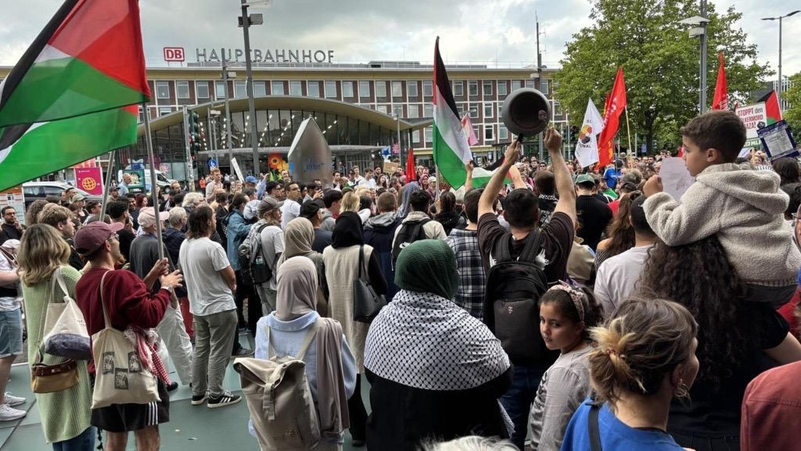 Hauptbahnhof Bochum: Demonstration mit 200 Menschen