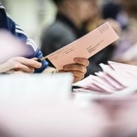 Wahlsonntag / Bundestagswahl in Essen: Auszählung Briefwahl in der Messehalle 1a