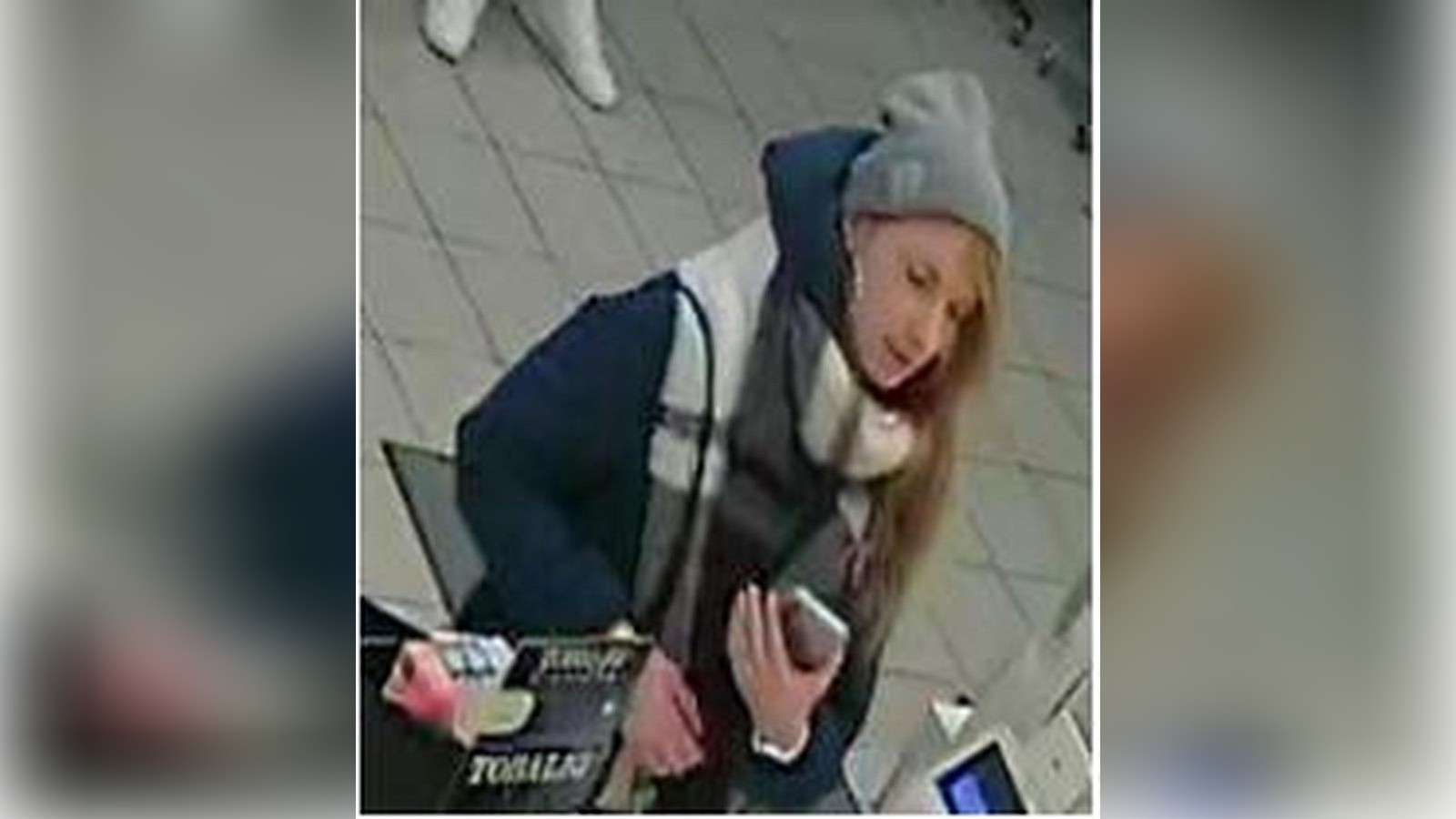 Paket mit gefälschtem Ausweis abgeholt – Wer kennt diese Frau?