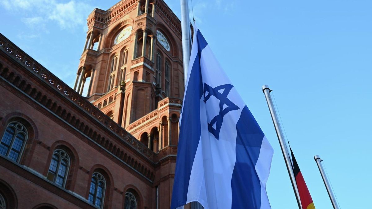 Israels Flagge weht schon länger vor dem Roten Rathaus. (Archivbild)