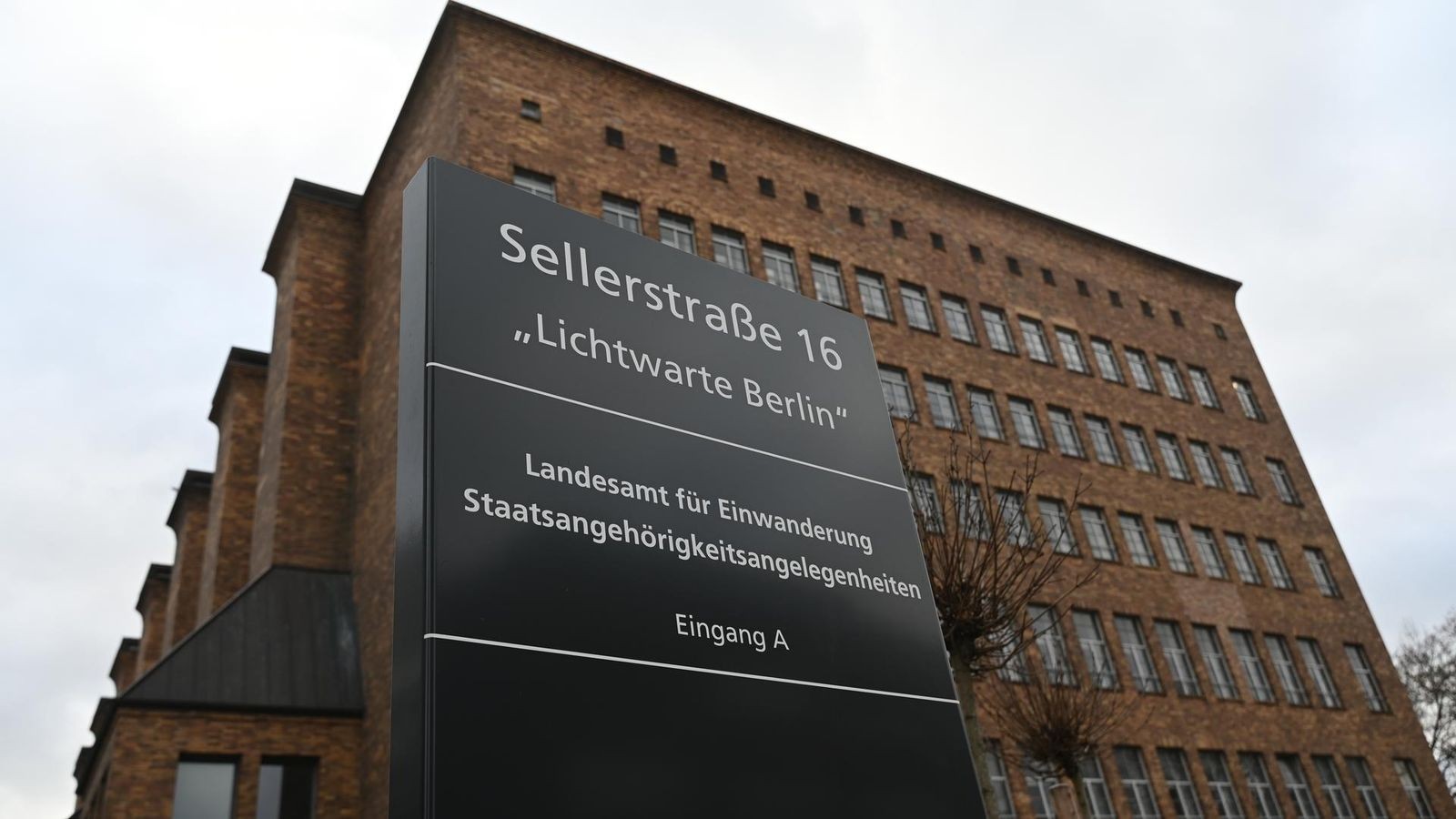 Skandal im Berliner Einwanderungsamt: Razzien wegen Bestechung
