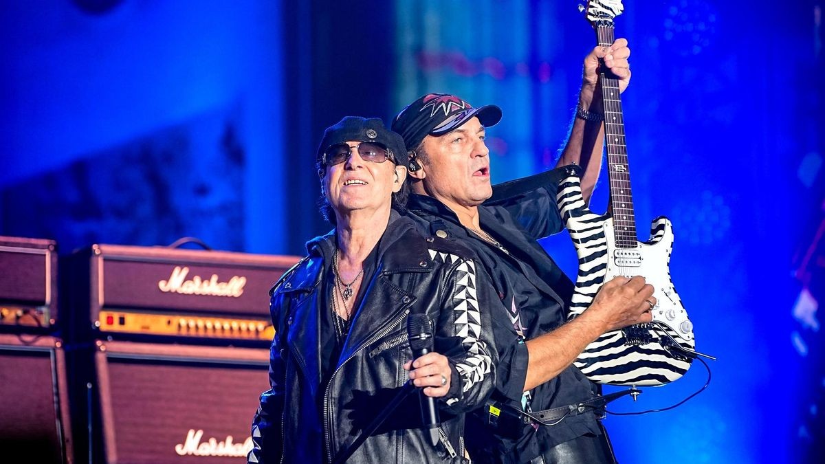2022 durften dann wieder (wenige) Zuschauer ans Brandenburger Tor. In diesem Jahr standen Die Scorpions wieder auf der Bühne. Hier Sänger Klaus Meine und Gitarrist Matthias Jabs.