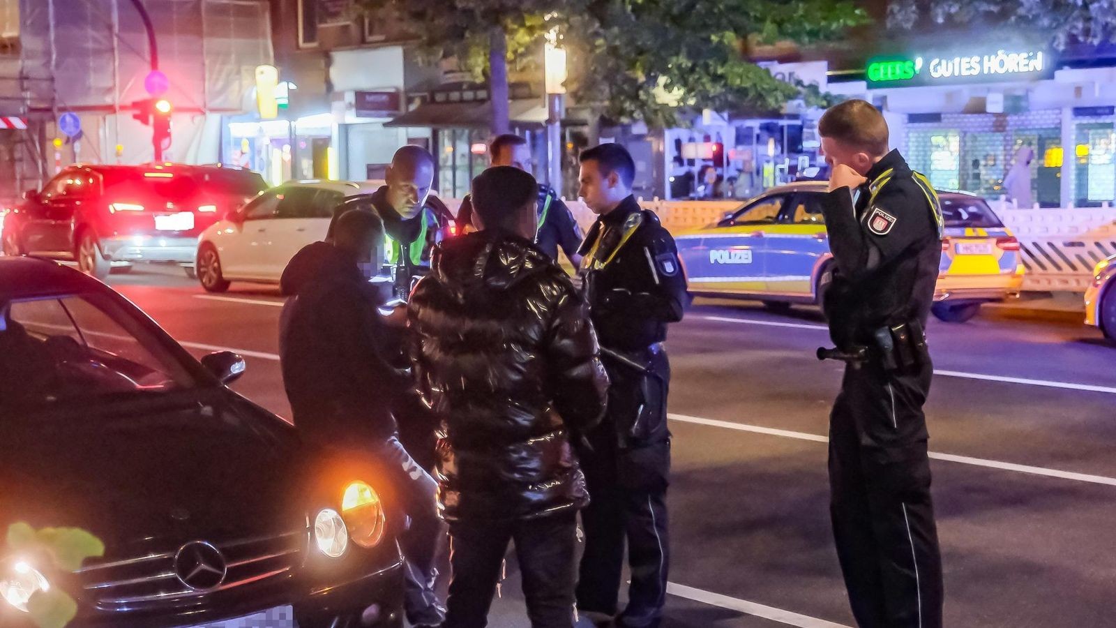 Polizei Hamburg: Vermisstes Mädchen (14) betrunken gefunden – Männer festgenommen - Hamburger Abendblatt