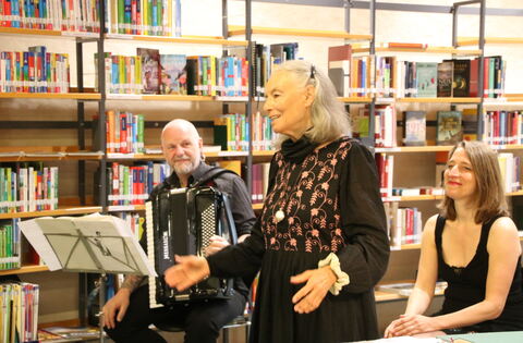 Auch wenn es noch so heiß ist: Literatur kommt in Bad Urach an - Region Neckar-Alb - Reutlinger General-Anzeiger