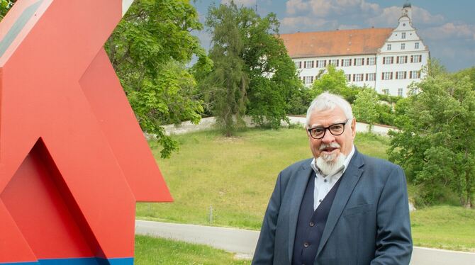 Kunst, Schloss und Landschaft: Galerist Ewald Schrade bei einer Skulptur von Otto Herbert Hajek, im Hintergrund Schloss Mochenta