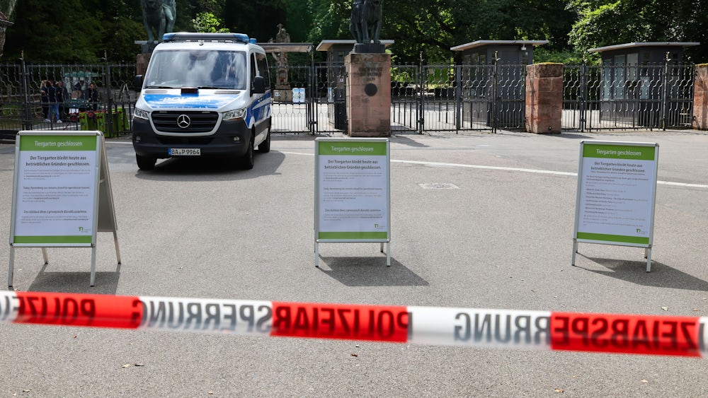 Ein Schild weist auf daraufhin, dass der Tiergarten Nürnberg geschlossen ist.  Die Polizei ist vor Ort.