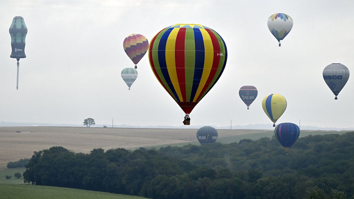 Magischer Anblick in Hagéville: Dutzende bunte Ballons sprenkeln Himmel in Frankreich