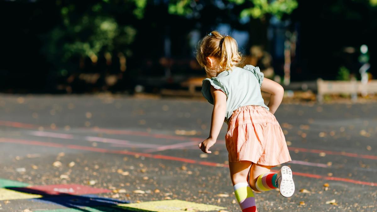 Fall in Bochum - "Mama, der böse Mann ist wieder da": Neben der Kita steht eine gefährliche Unterkunft