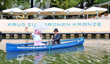 Schon um 1900 beliebt: Paddeln auf der Saale. Anne Diekert und Dirk Reinert haben sich in Schale geworfen für ein besonderes Freizeitvergnügen in Halle