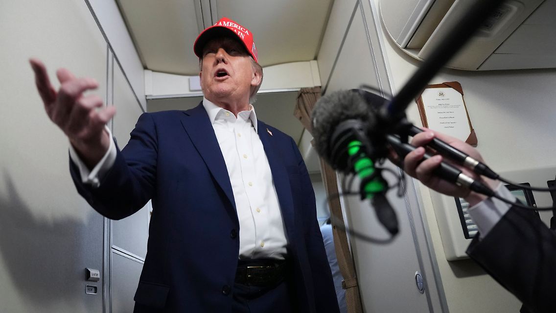 US-Präsident Donald Trump gestern in der Air Force One auf einem Flug nach New Jersey