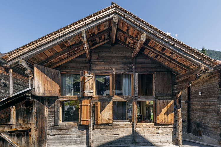 Wie viele alte Bauernhäuser im Wallis wurde auch dieses Gebäude in traditioneller Blockbauweise aus Holz erstellt.