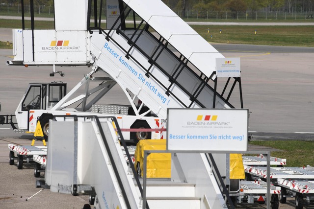 Flugzeugtreppen für Passagiere stehen ...rlsruhe/Baden-Baden an einem Rollfeld.  | Foto: Uli Deck (dpa)