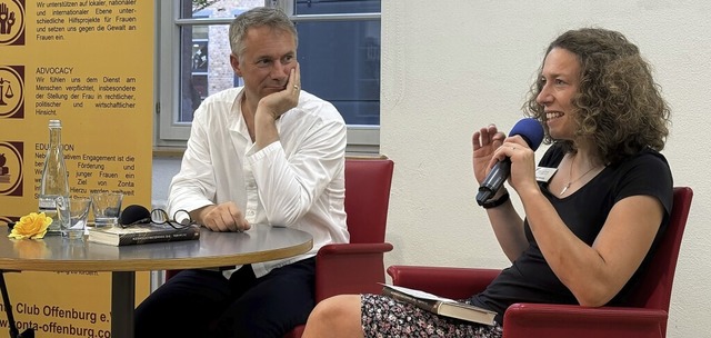 Autor Jo Lendle mit Moderatorin Malena...r Veranstaltung in der Stadtbibliothek  | Foto: Zonta Offenburg
