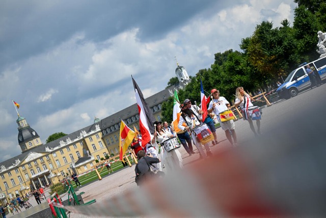 Sie schwenkten viele Fahnen.  | Foto: Frm (dpa)