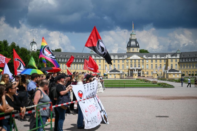 Mehrere hundert Menschen sind auf der Gegendemo.  | Foto: Frm (dpa)
