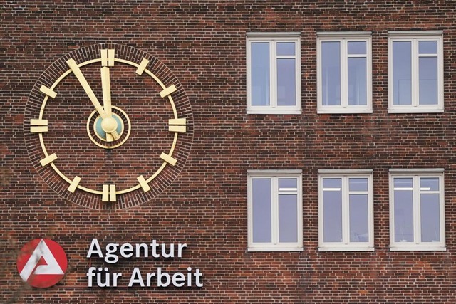Fünf vor Zwölf? Die Zahl der Arbeitslo...mauer von drei Millionen durchbrechen.  | Foto: Marcus Brandt (dpa)