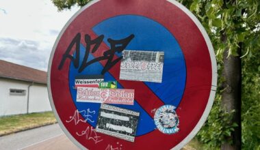 Beklebte Straßenschilder, wie dieses hier in Braunsbedra, häufen sich im Saalekreis.
