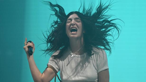 Lorde beim Glastonbury-Festival 2025.