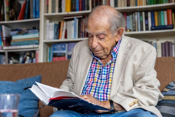 Paul Lendvai liest aus einem seiner Bücher vor 46-216631805