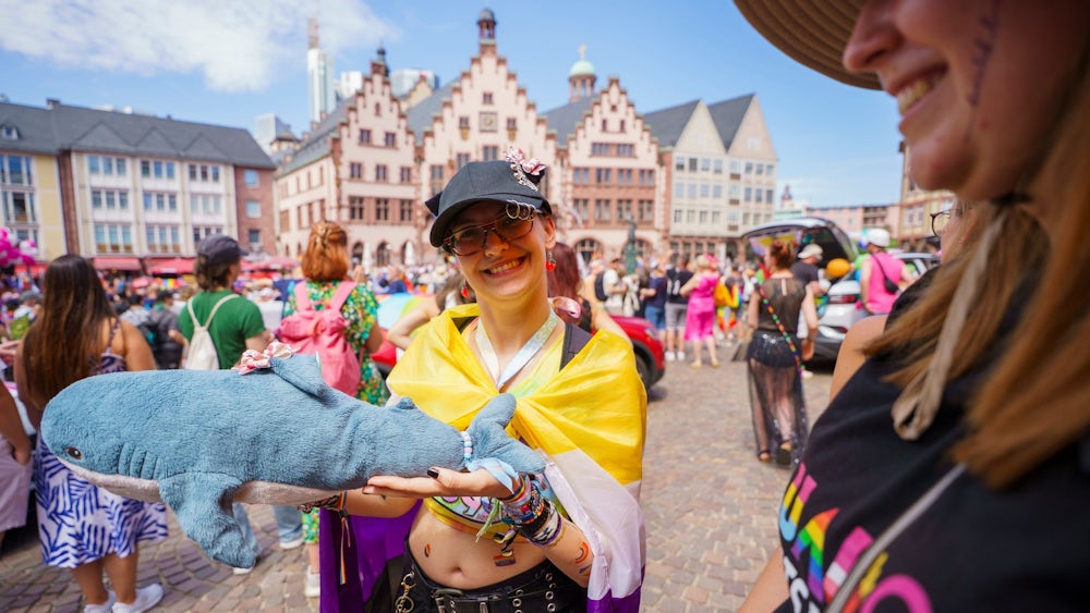 Ein Plüschhai war beim CSD an der Seite von Szam aus Heppenheim.