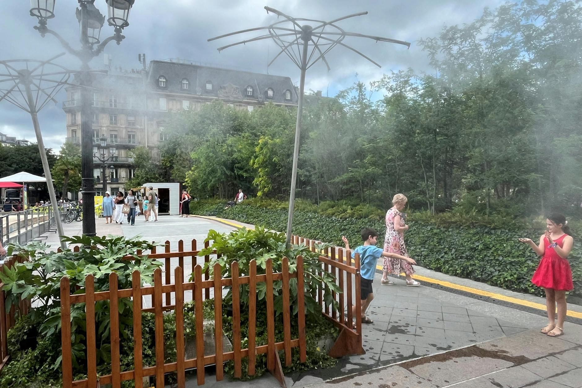 Steinwüsten wie der Schlossplatz und der Gendarmenmarkt in Berlin gelten in Paris als out. Auf dem Platz vor dem Rathaus ist eine Insel der Frische entstanden: mit Bäumen, Farnen und Wasserzerstäubern.