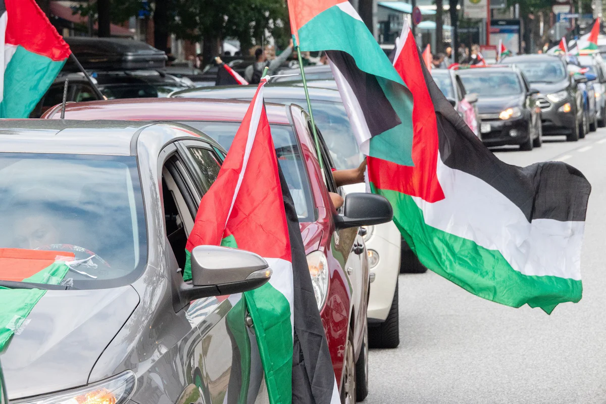 Nahost-Konflikt - Propalästinensischer Autokorso fährt durch Hamburg - Politik