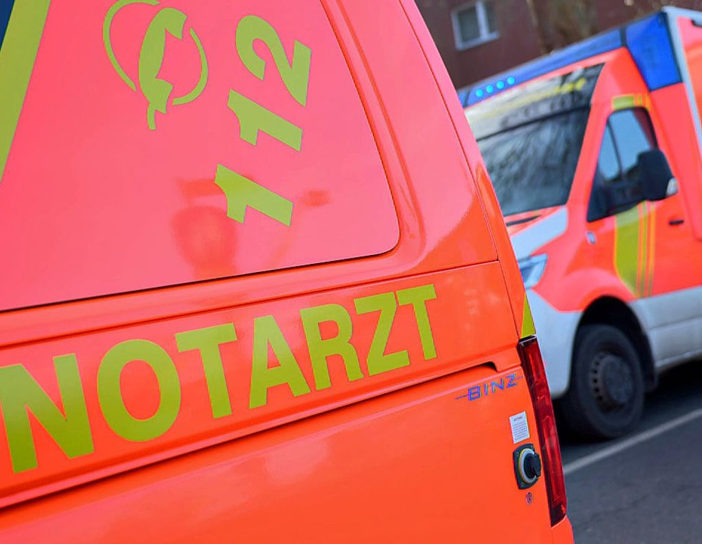 Während eines Einsatzes im Januar 2025 war ein Notarzt in Laucha schwer verletzt  worden. Nun saß der Angreifer in Halle vor Gericht.