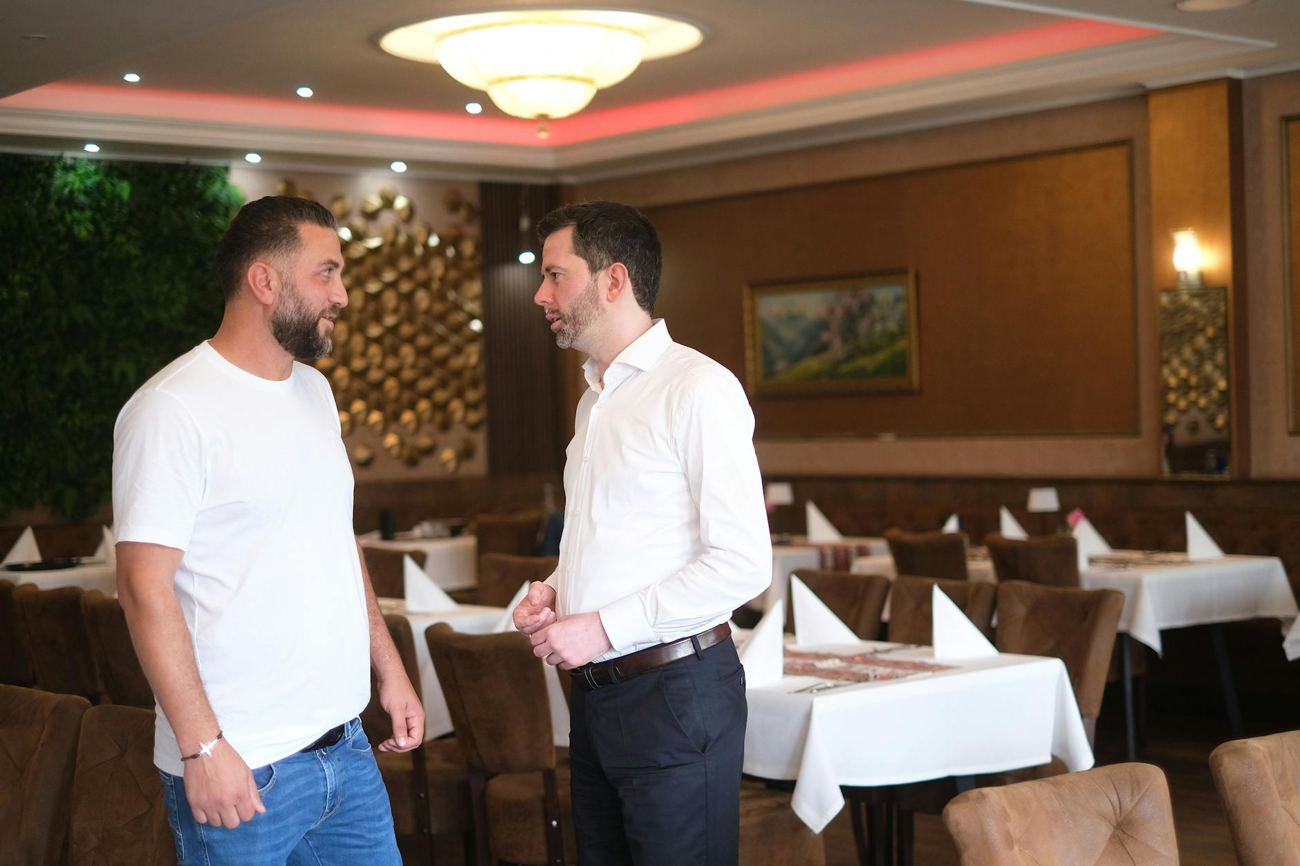 Geschäftsführer Gevorg Manukyan (l.) und Politiker Martin Pätzold im Restaurant Yerevan