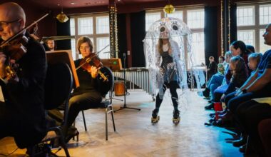 Beim Kinder-Konzert zum Thema „Unter Wasser“ ist auch Musikvermittlerin Emma Würzebesser dabei – als „Qualle“ auf Rollschuhen.