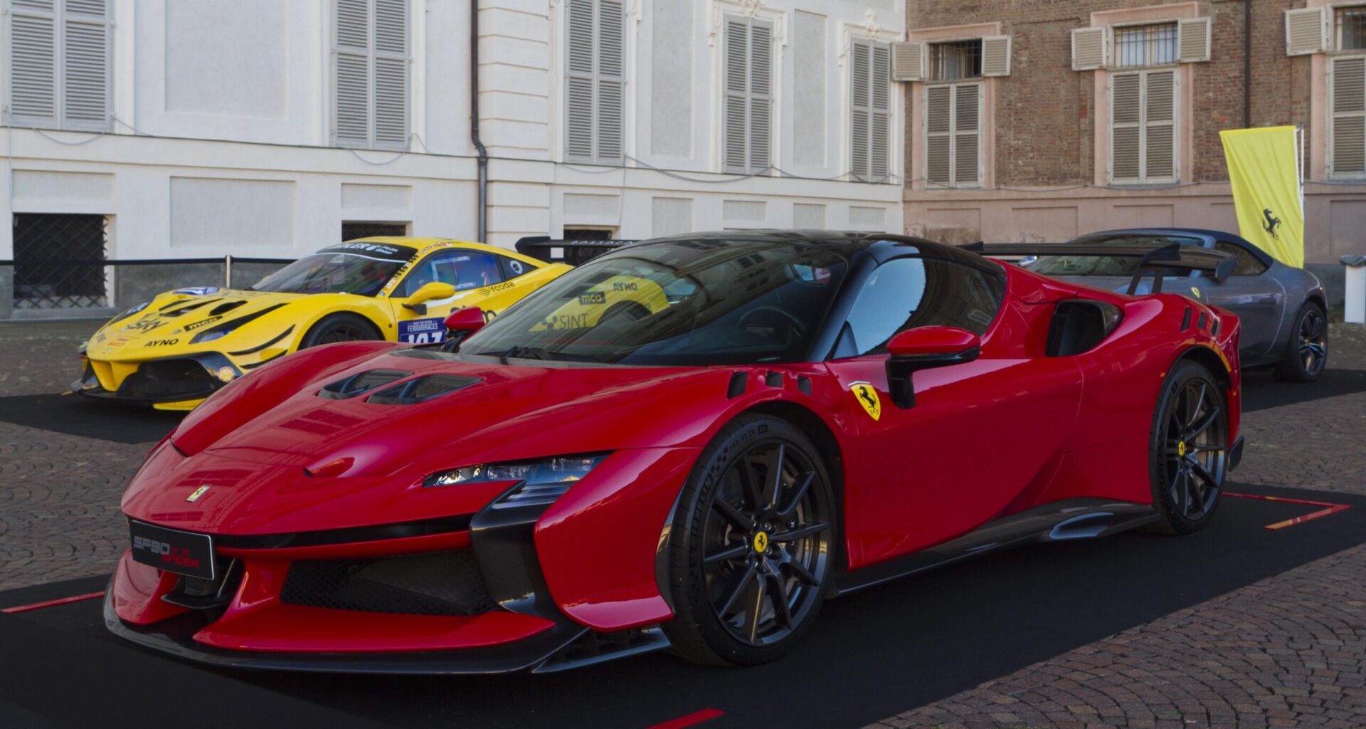 Ein Ferrari SF90 XX Spider bei einer Autoshow (Symbolbild).