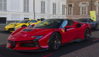 Ein Ferrari SF90 XX Spider bei einer Autoshow (Symbolbild).