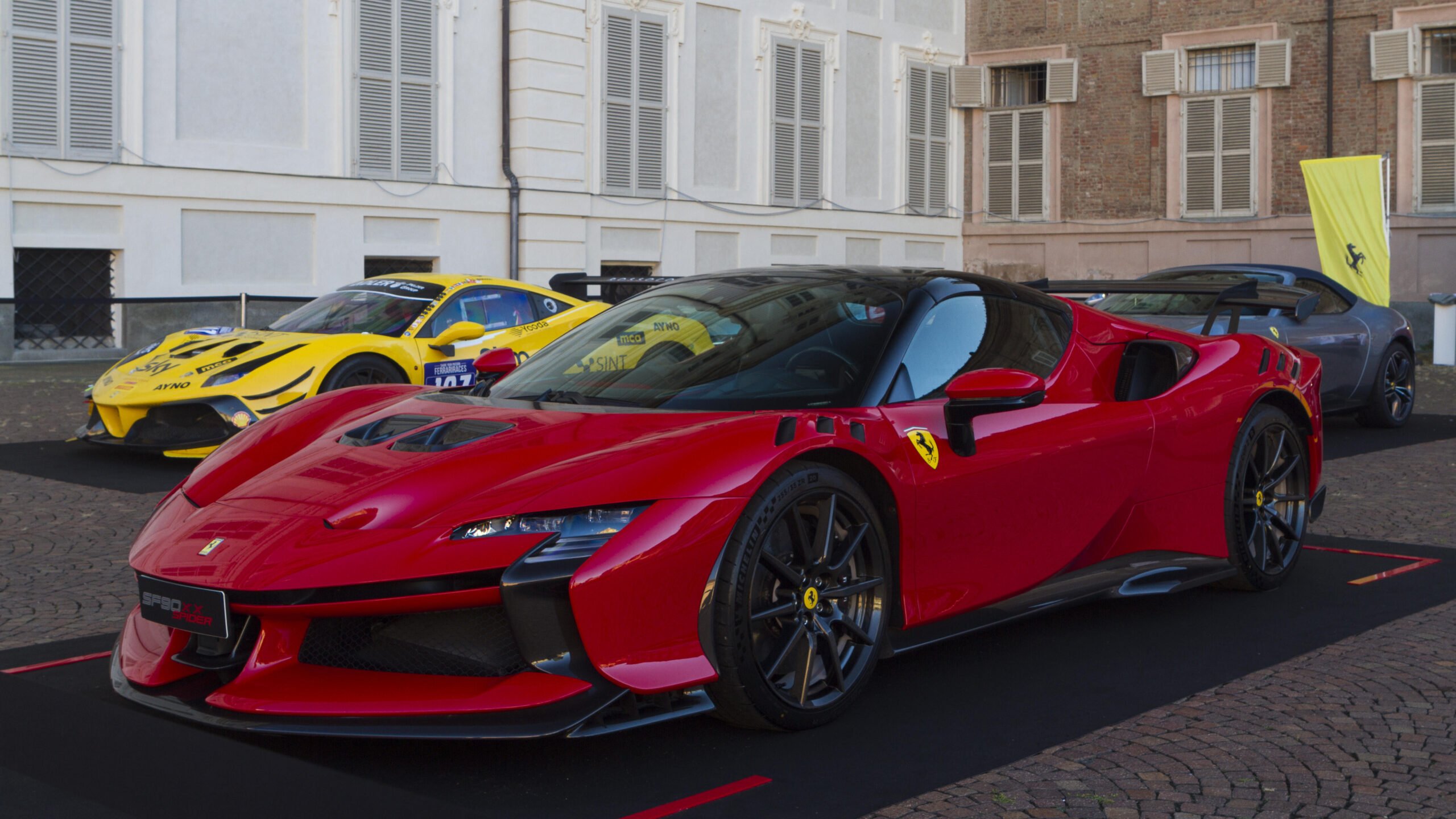 Ein Ferrari SF90 XX Spider bei einer Autoshow (Symbolbild).
