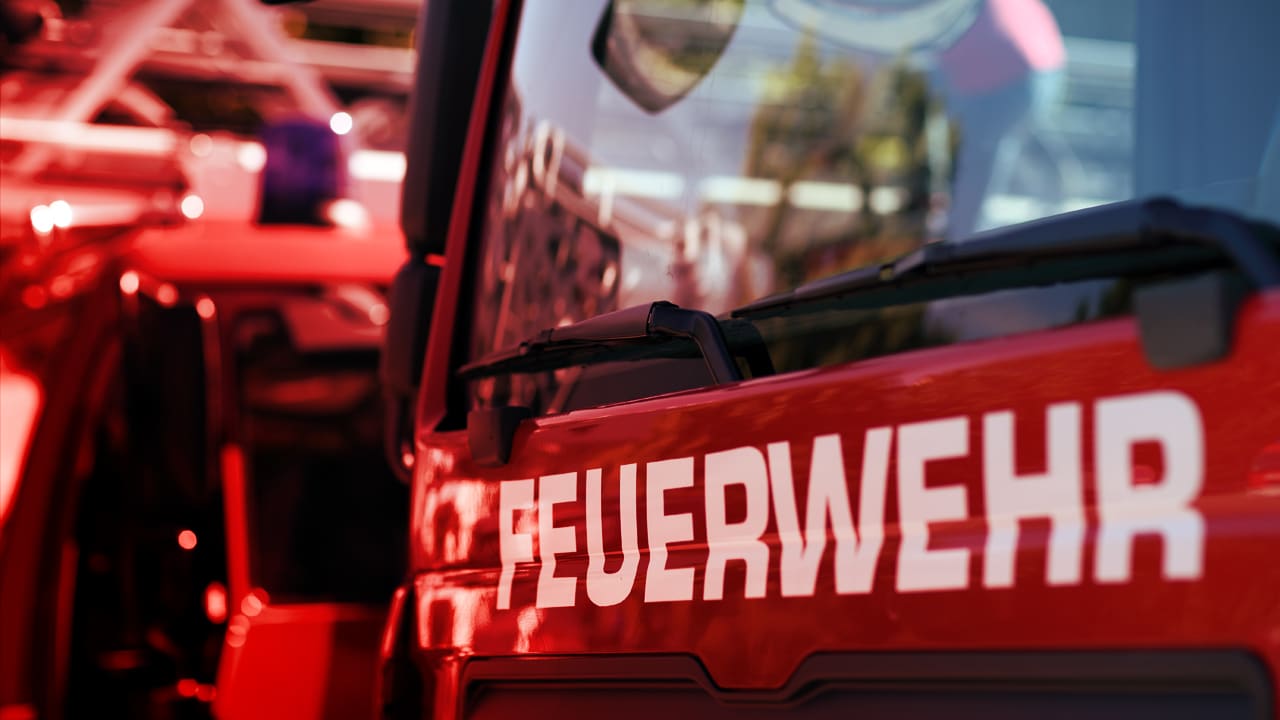 Remscheid: Auto stürzt vom Parkplatz auf Firmendach | Regional