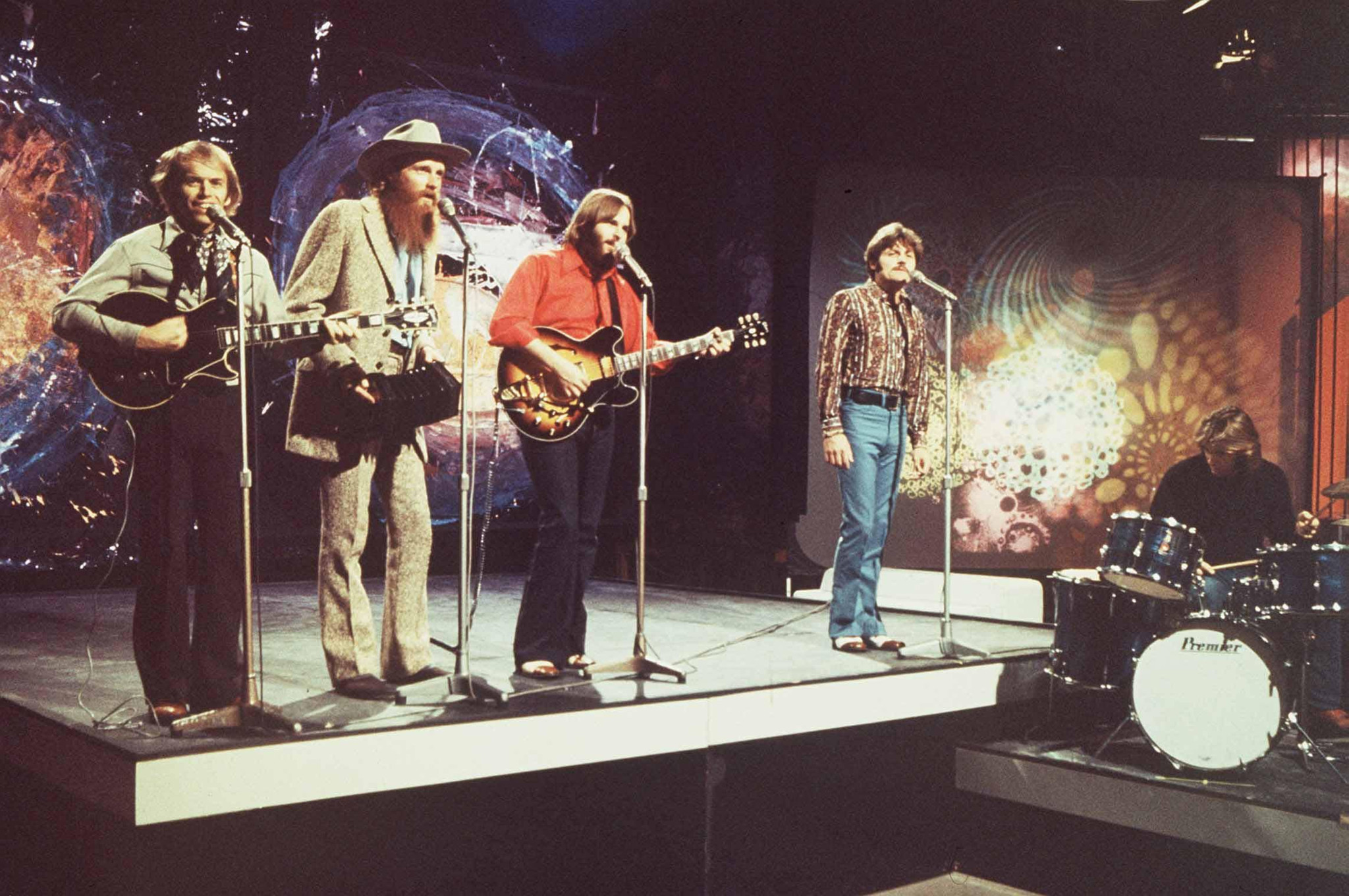 Die Beach Boys, eine amerikanische Popgruppe, treten 1970 auf einer Bühne mit Instrumenten auf, darunter Gitarren und Schlagzeug.