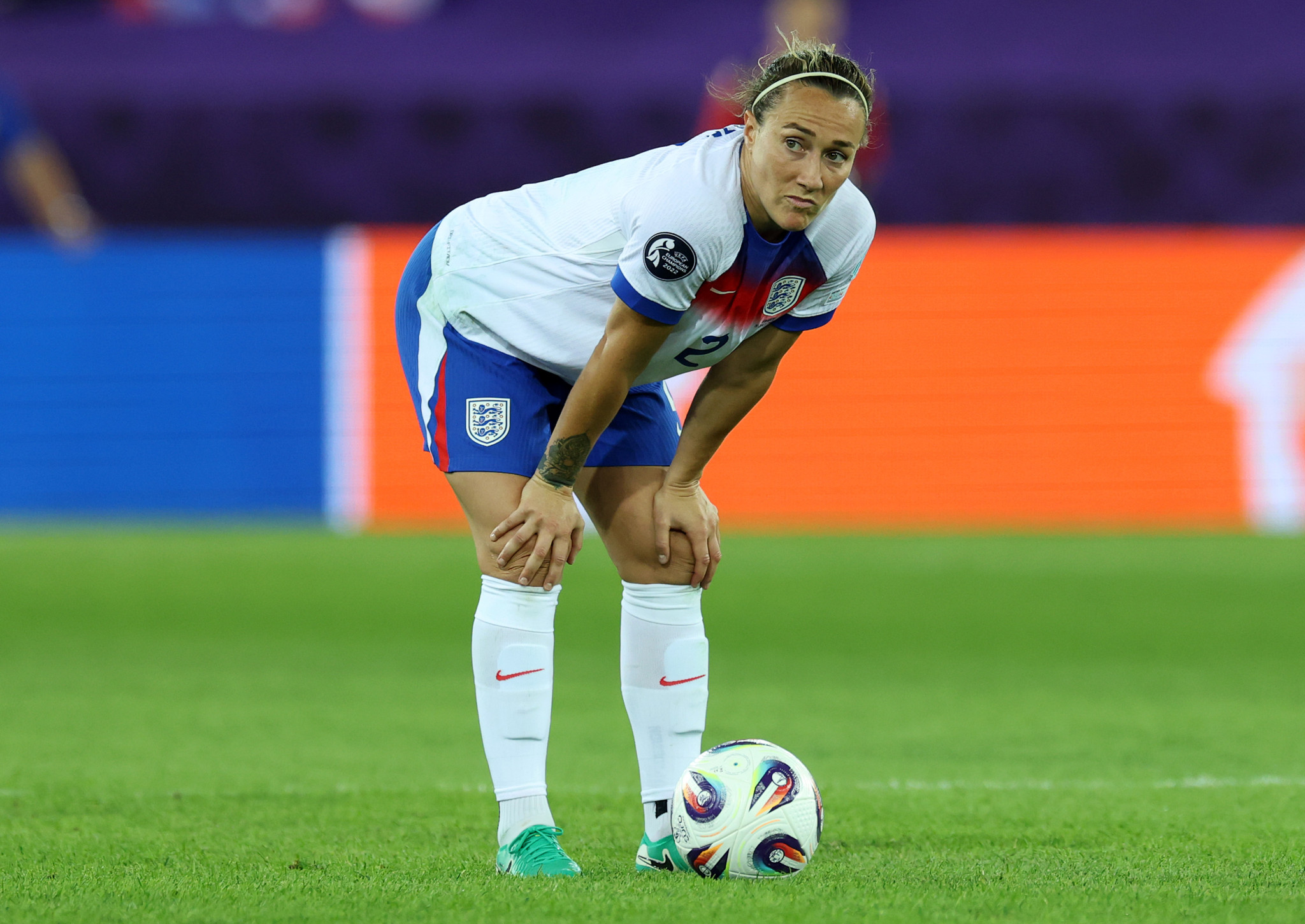 Lucy Bronze von England wirkt enttäuscht während des UEFA Women’s EURO 2025 Gruppenspiels zwischen Frankreich und England im Stadion Letzigrund in Zürich.
