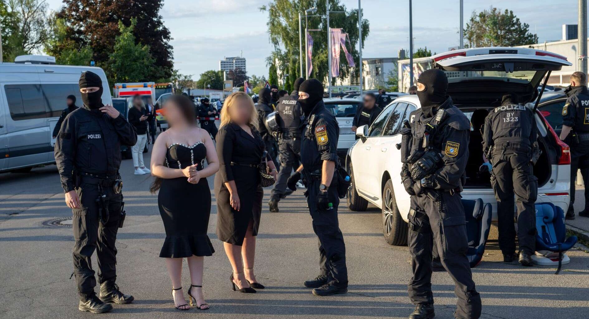 Polizeieinsatz bei Veranstaltung – Waffen vermutet