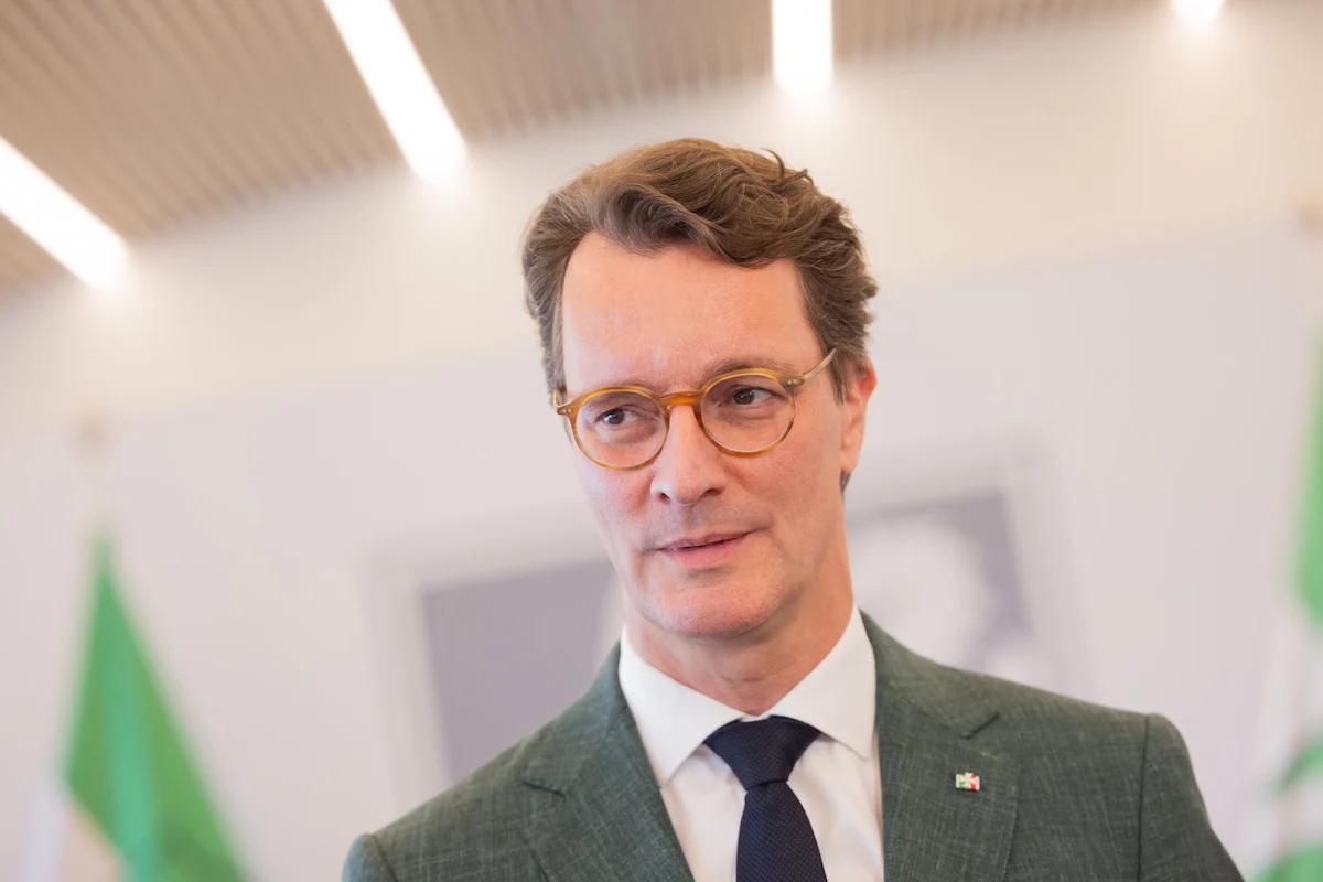 Koalitionsstreit in Berlin - Wüst mahnt zu Sachlichkeit bei Gesprächen zur Richterwahl - Politik