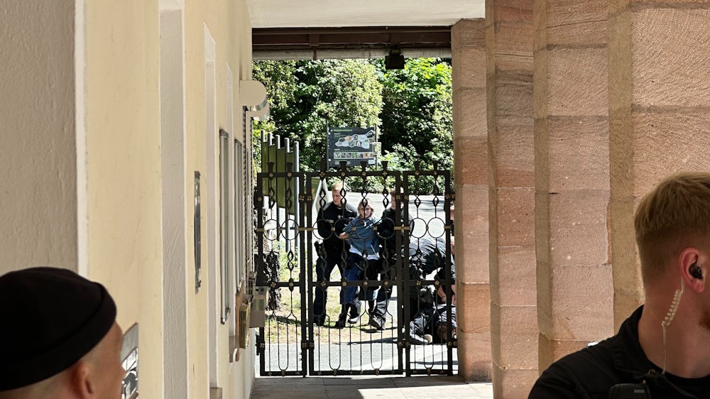Die Polizei führt Aktivisten ab,  die das Gelände gestürmt haben.