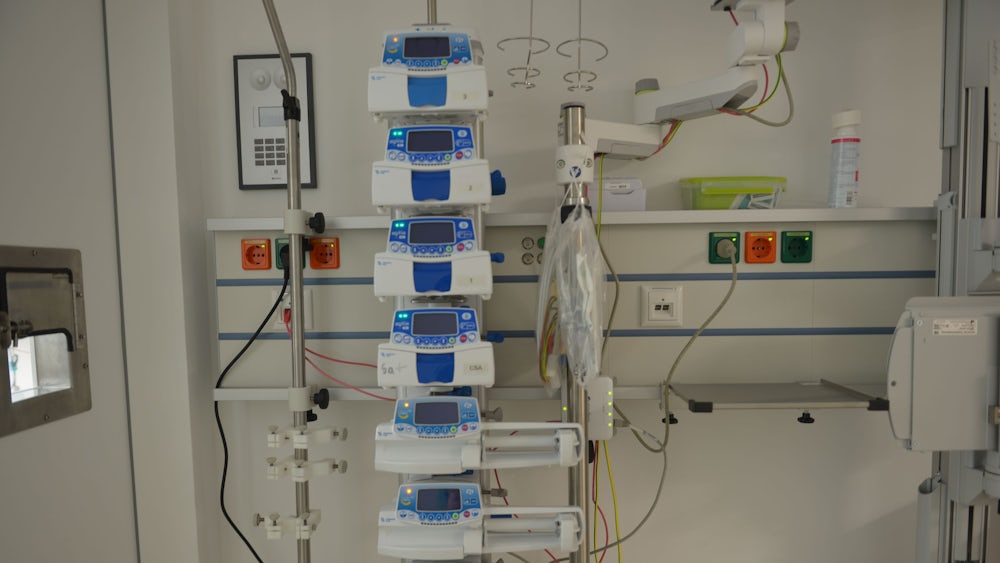 Wie eine Katzenklappe: Durch das linke, kleine Fenster werden die Infusionsleitungen von einem separaten Zimmer aus direkt zum Patienten geleitet.  Damit wird dieser nicht mehr gestört.