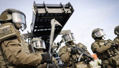 „Survivor“-Einsatz: Nach Bedrohung mit Schusswaffe – Hamburger SEK rammt Firmentor auf